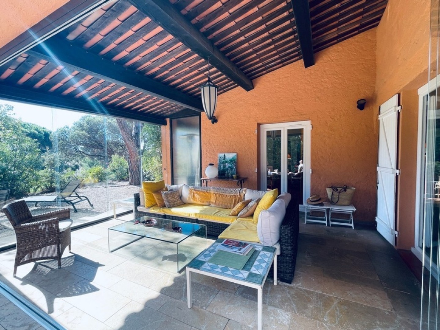 PRODUIT RARE ET D'EXCEPTION MAISON DE 5 PIÈCES MITOYENNE D'UN CÔTÉ DE 116 M² ONT 21 M² DE VÉRANDA AVEC 250 M² DE JARDIN