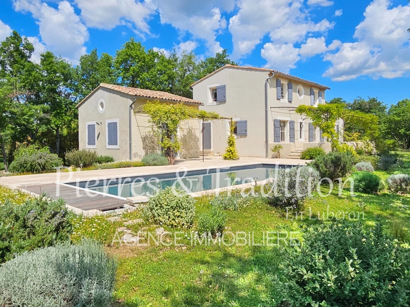 Luberon, bastide provençale avec appartement indépendant, piscine san un environnement de campagne proche village