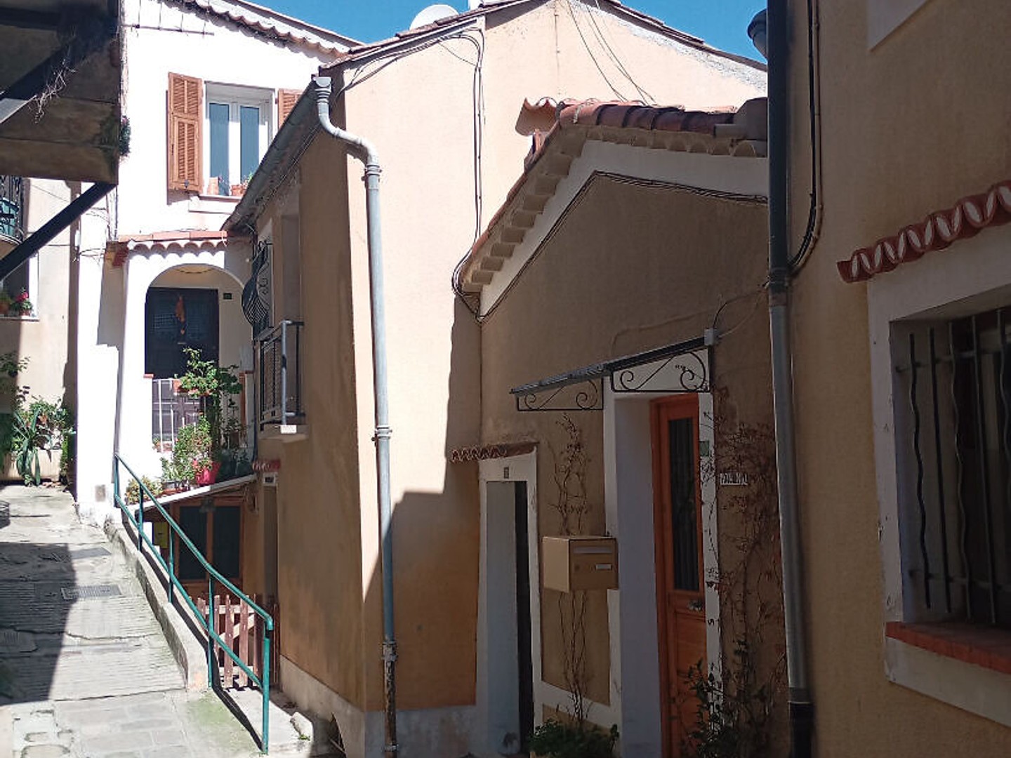 Maison à vendre - 2 pièces - 61m2 - Berre-Les-Alpes (06390)