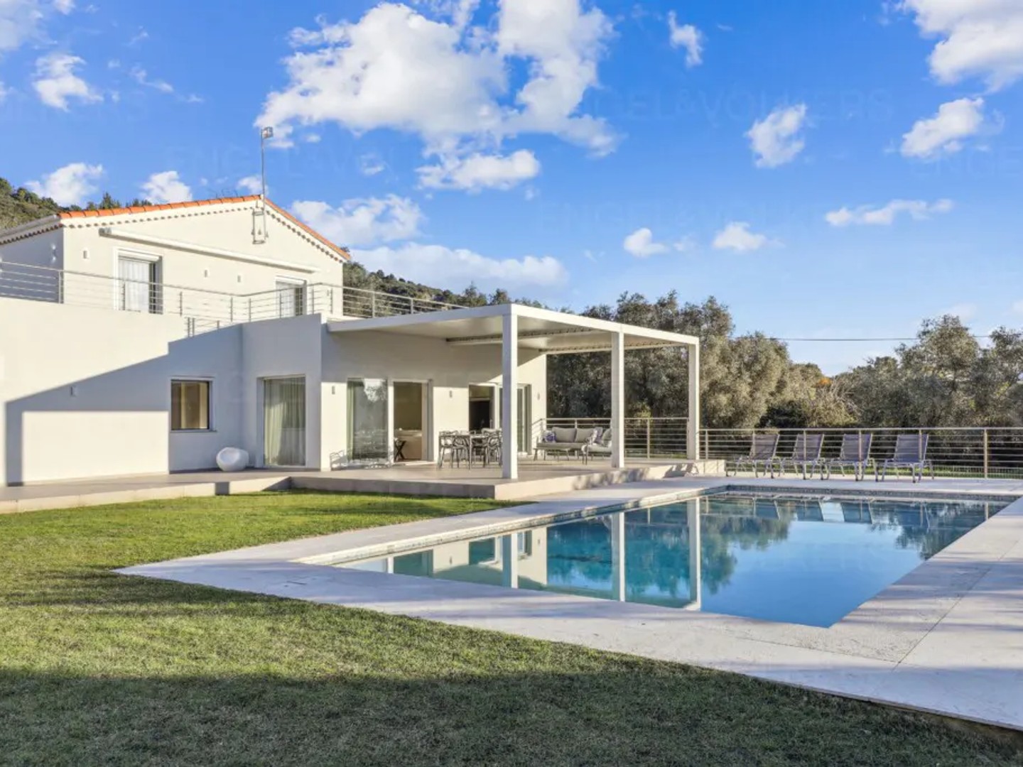 Magnifique villa rénovée sur terrain plat, 3 chambres, piscine