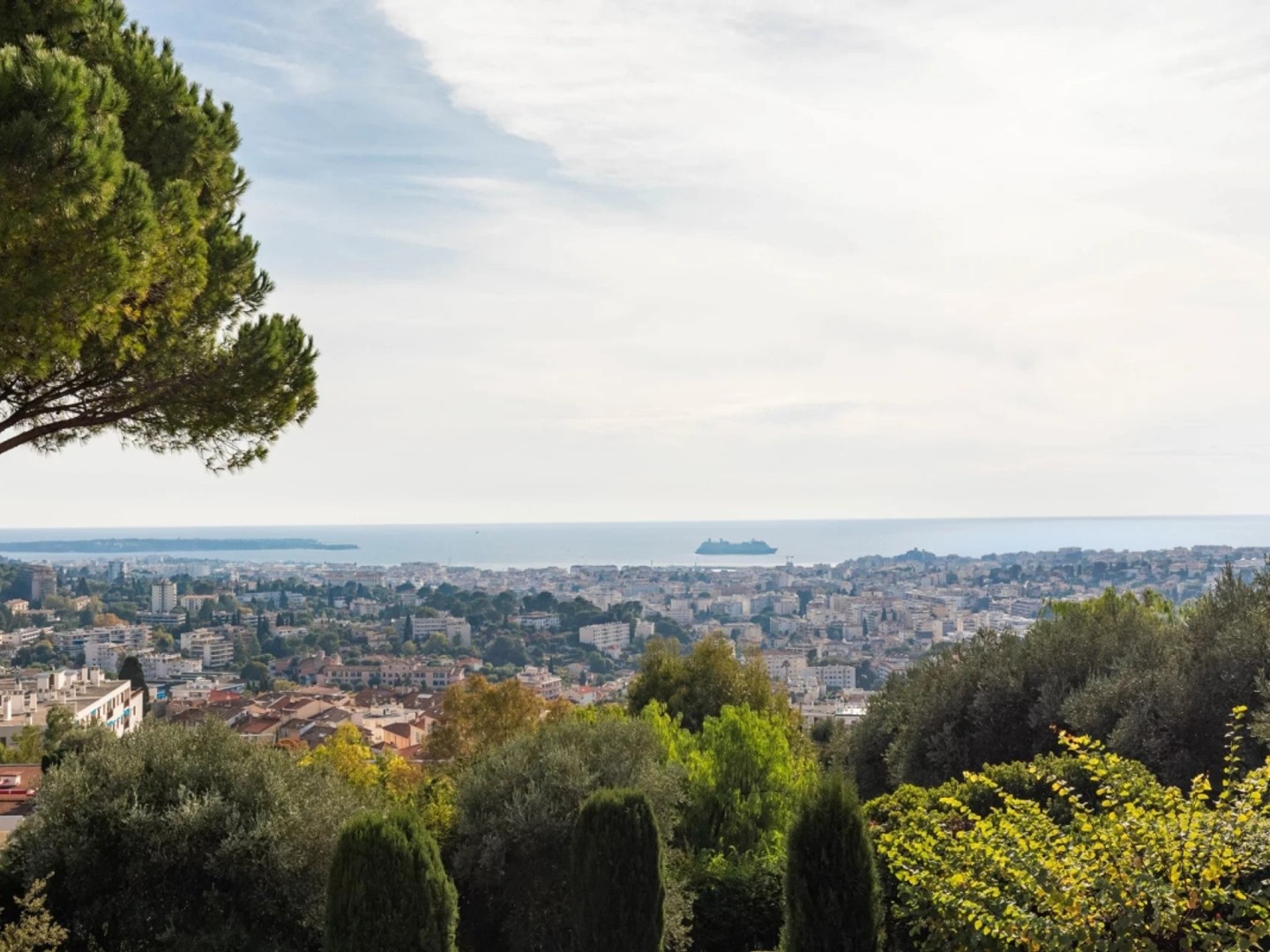 Le Cannet (colline) - Appartement 4 chambres avec grande terrasse, double-garage et vue mer exceptionnelle