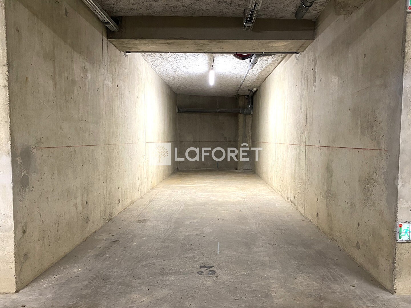 Parking / garage / box à vendre - 25m2 - Rillieux-La-Pape (69140)