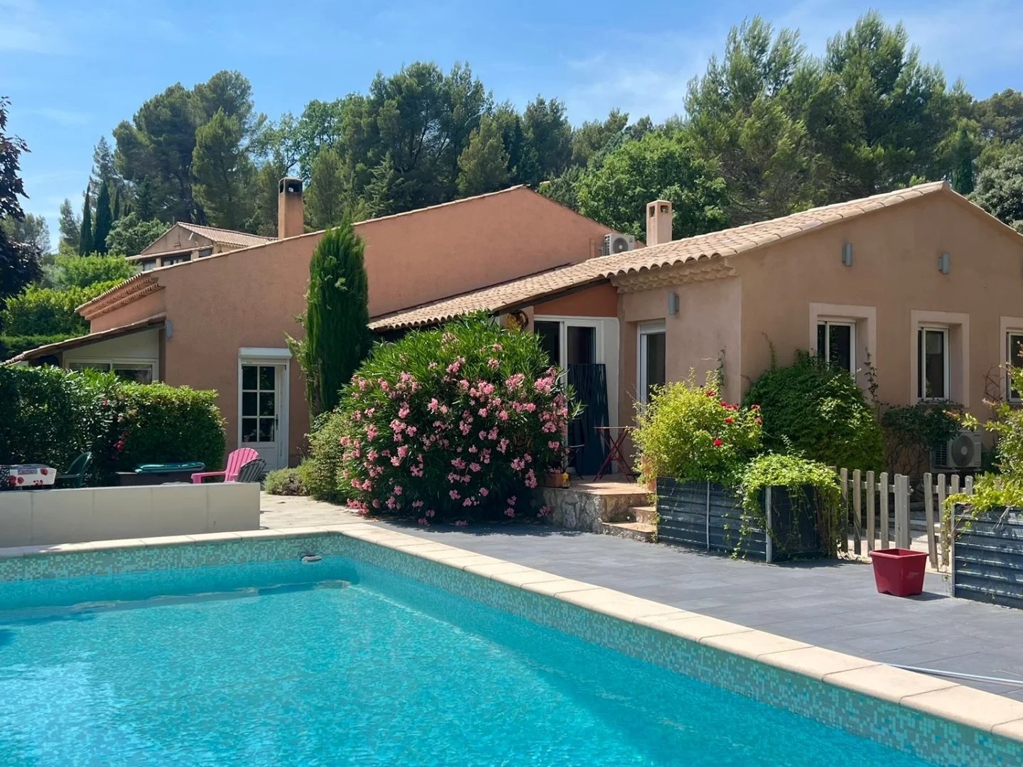 VILLA 197m2 habitable + dépendances sur 2500m2 de terrain paysagé