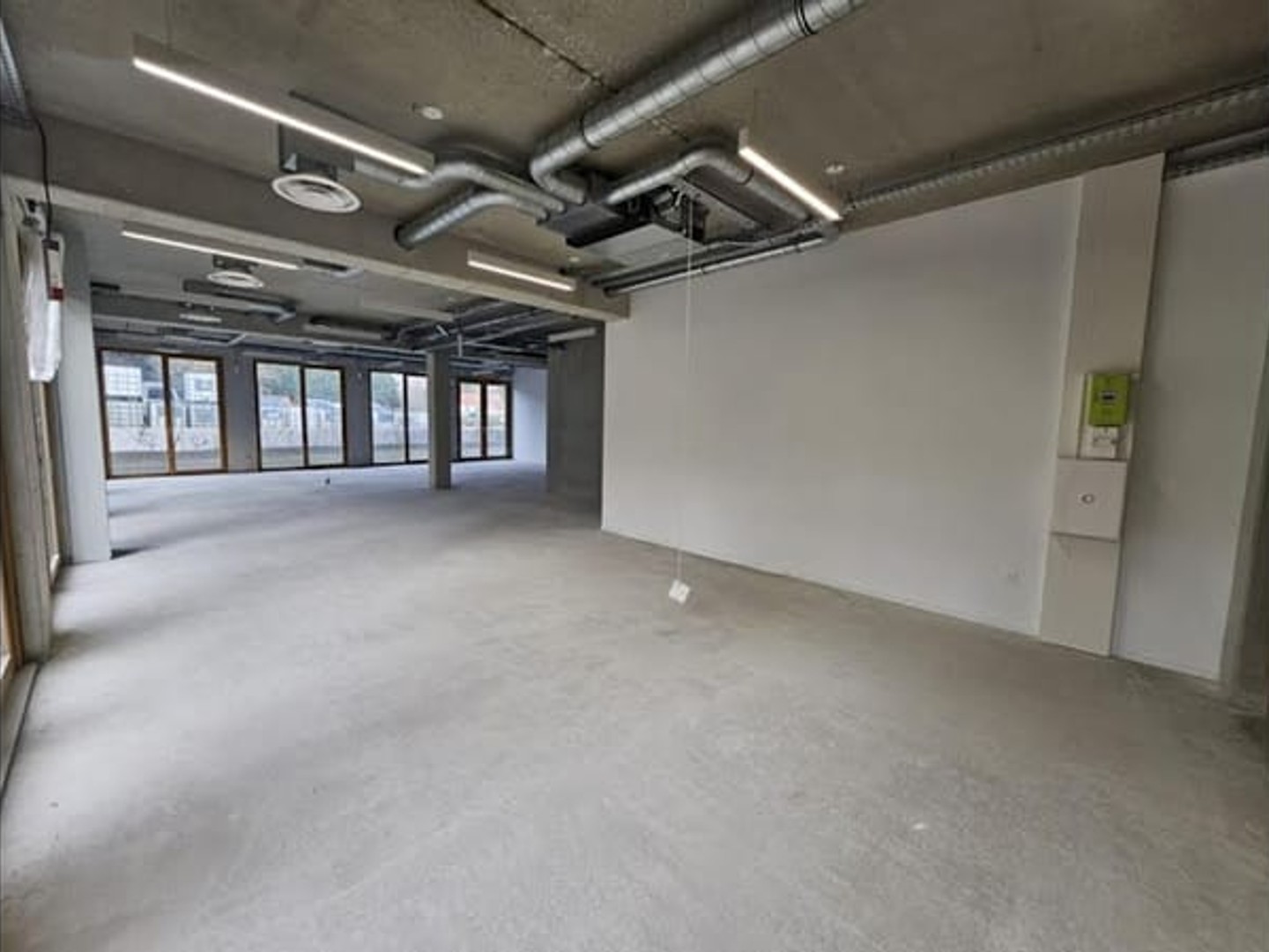 Local 12 pièces 2654 m²