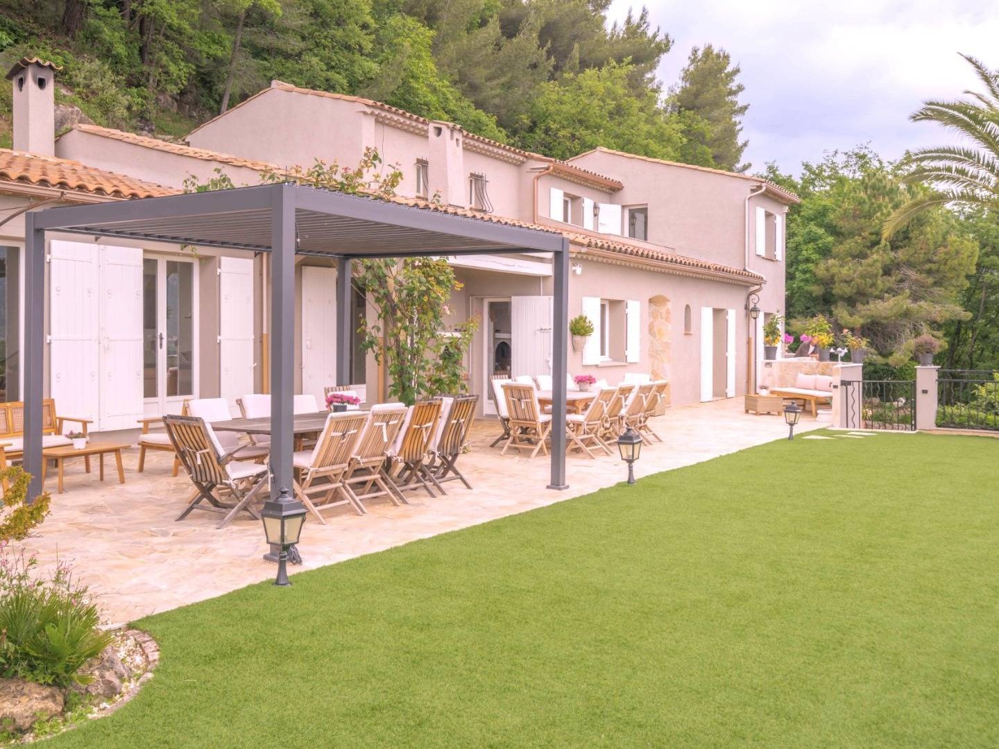 Maison à vendre - 8 pièces - 265m2 - Le Bar-Sur-Loup (06620)