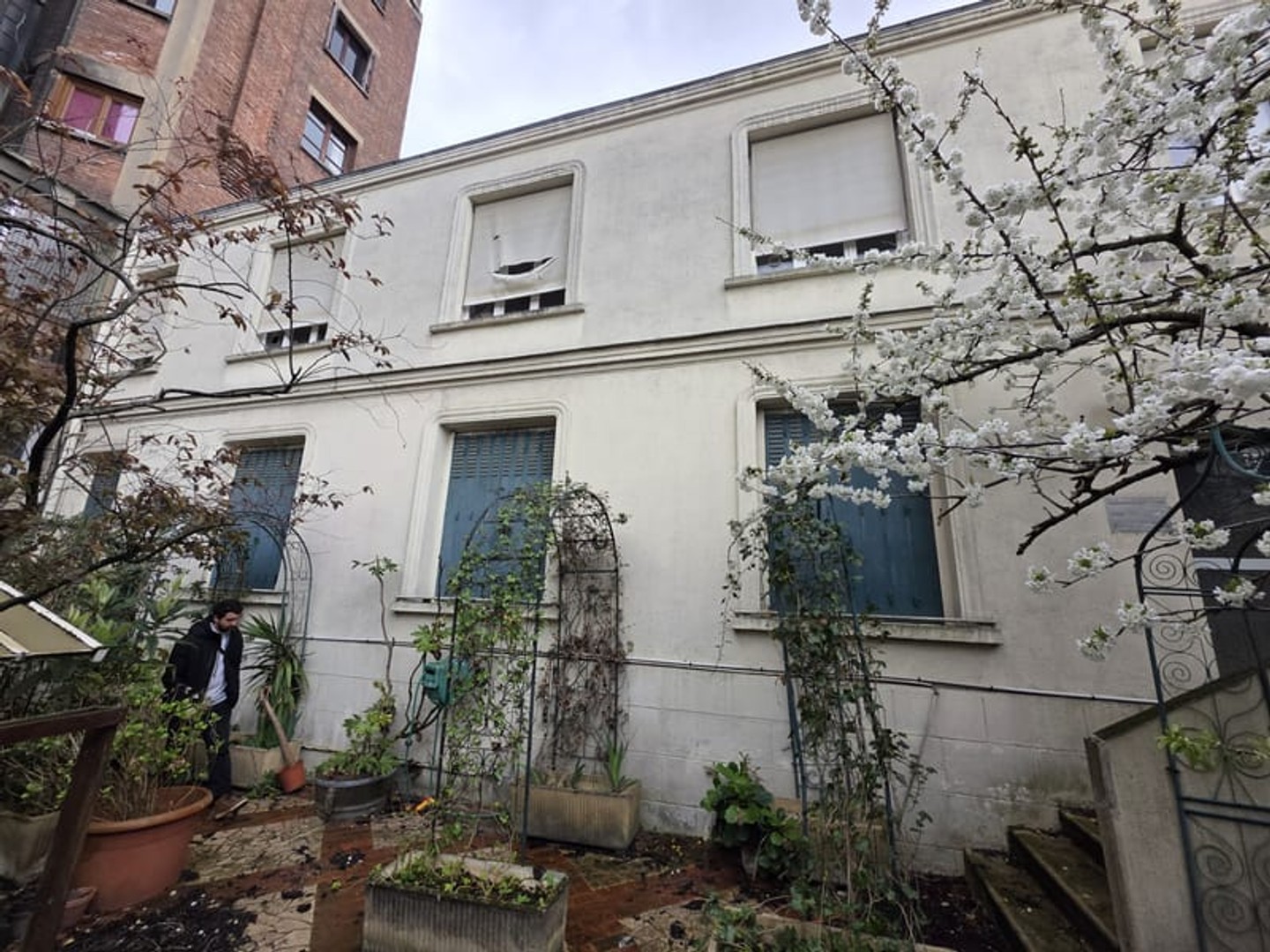 VINCENNES Avenue de Paris Immeuble indépendant en fond de cour avec jardin et atelier Potentiel changement