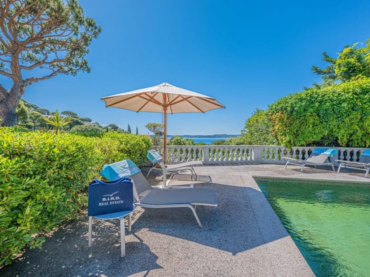 SAINTE MAXIME : VILLA PROVENCALE AVEC VUE MER