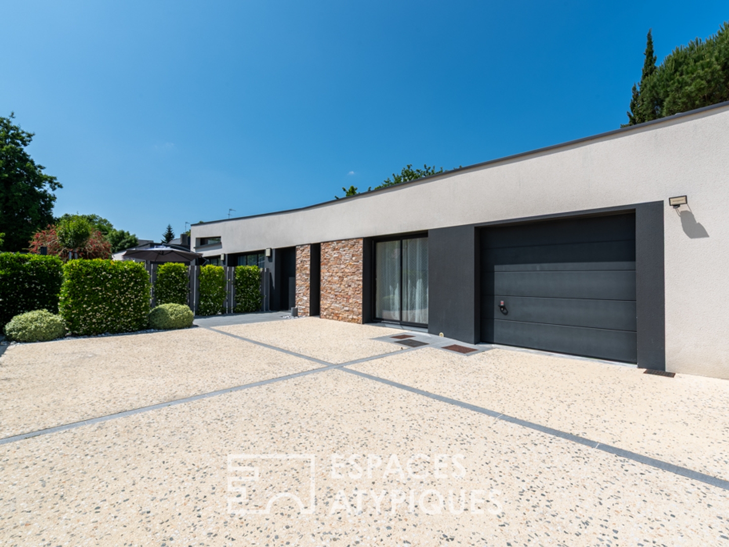 Villa contemporaine design de plain-pied et sa piscine