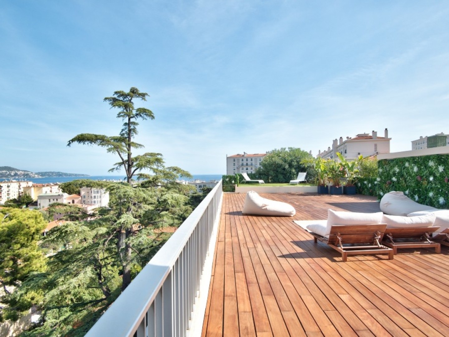 NICE OUEST - APPARTEMENT 4 PIECES DE 150M2 A VENDRE - DERNIER ETAGE - TERRASSE AVEC VUE PANORAMIQUE - GARAGE ET CAVE