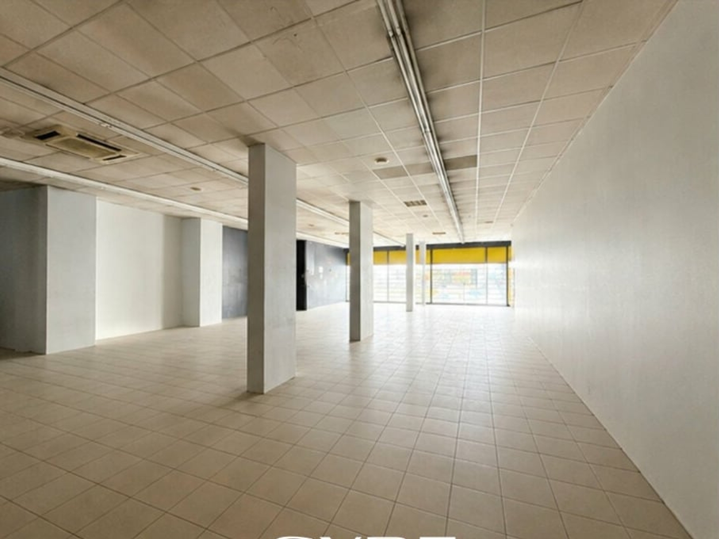 LOCAL COMMERCIAL avec VITRINE A VENDRE