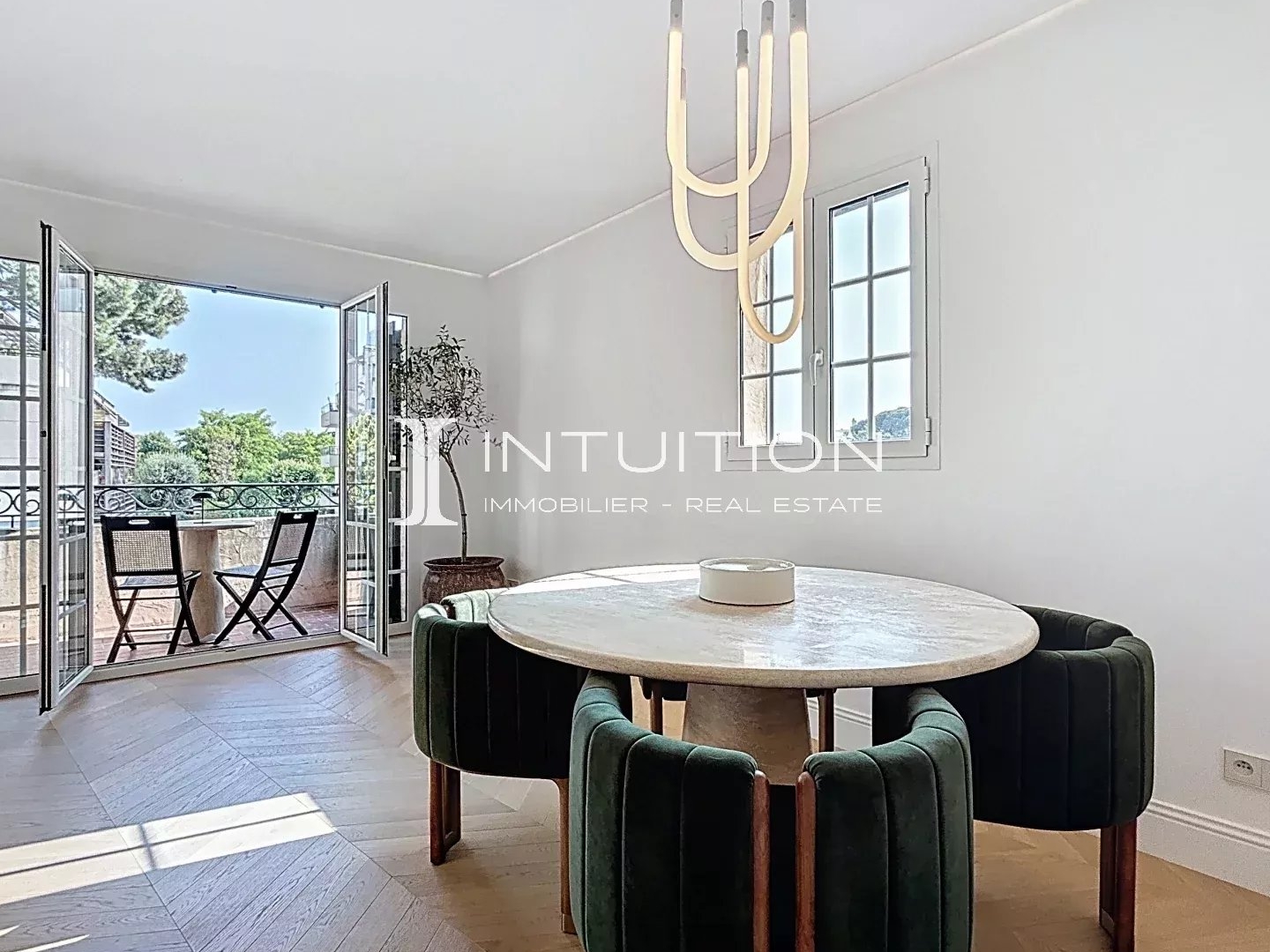 Appartement à vendre - 3 pièces - 84m2 - Saint-Laurent-Du-Var (06700)