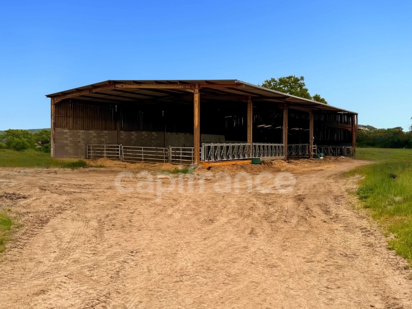 Locaux à vendre - 2 pièces - 30010m2 - Joncy (71460)
