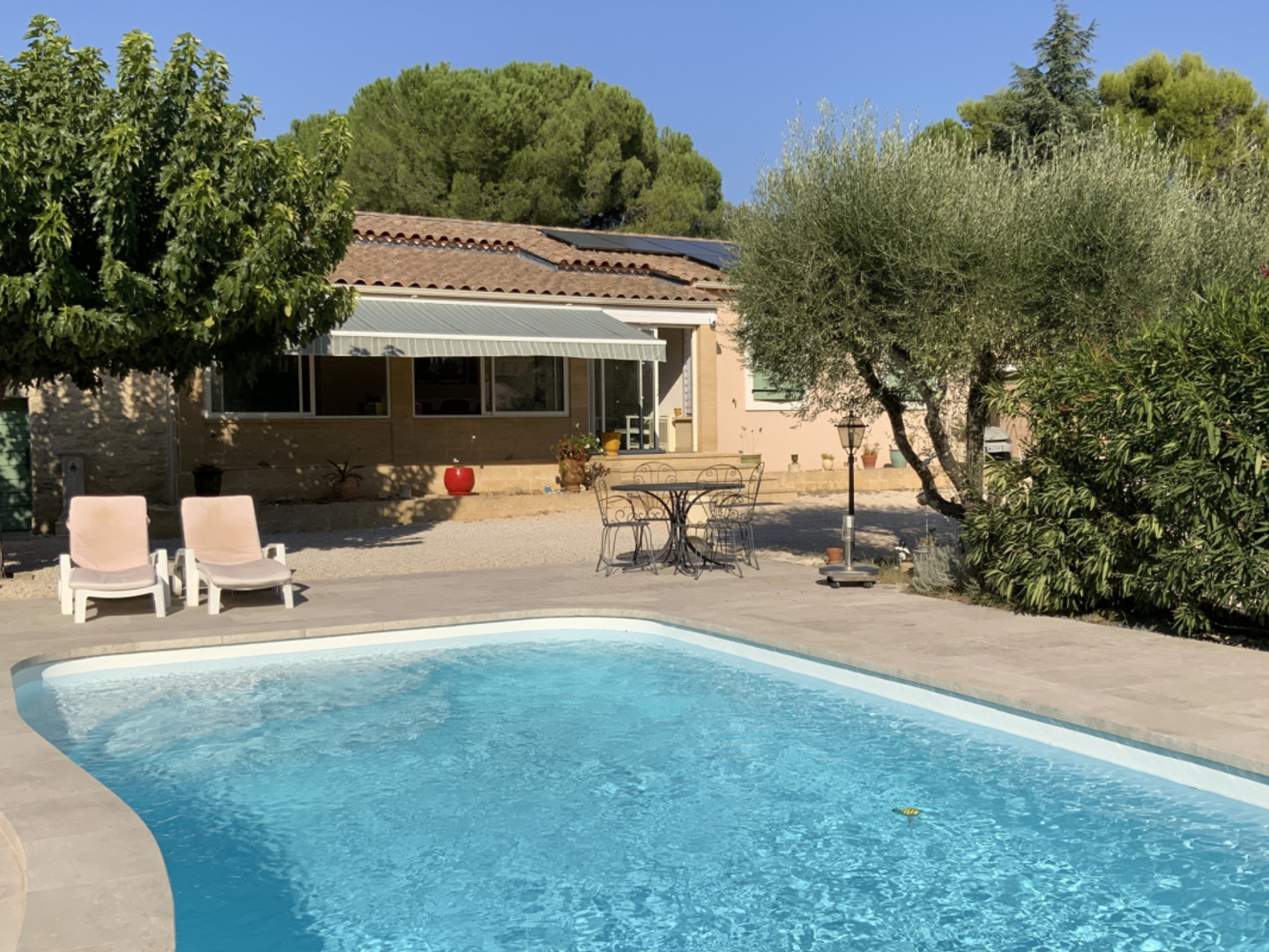 Uzès, Villa de plain pied sur terrain arboré avec piscine.