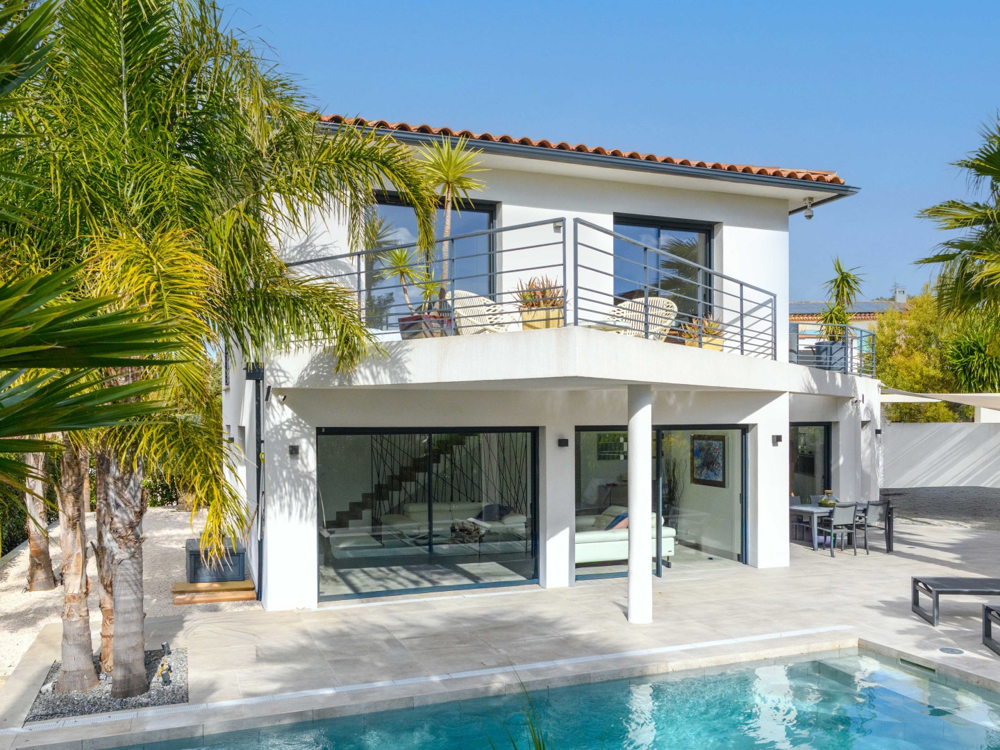 VILLA CONTEMPORAINE RECENTE avec PISCINE, TERRASSES à pied d