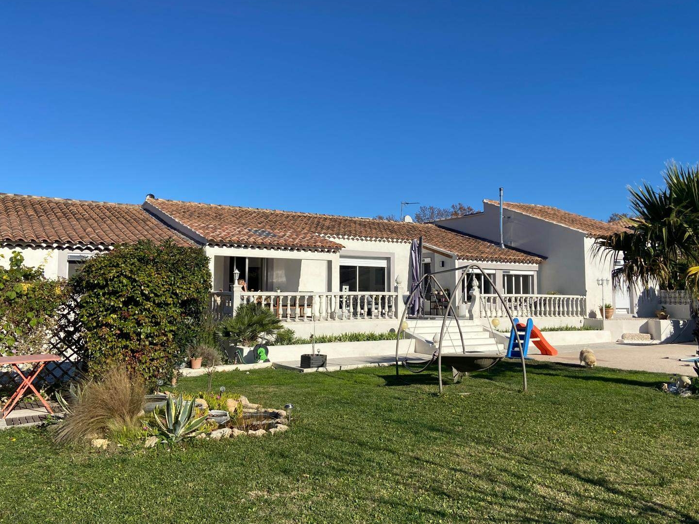 Villa de plein-pied, 207 m2 habitable, sur 1652 m2 de terrain .