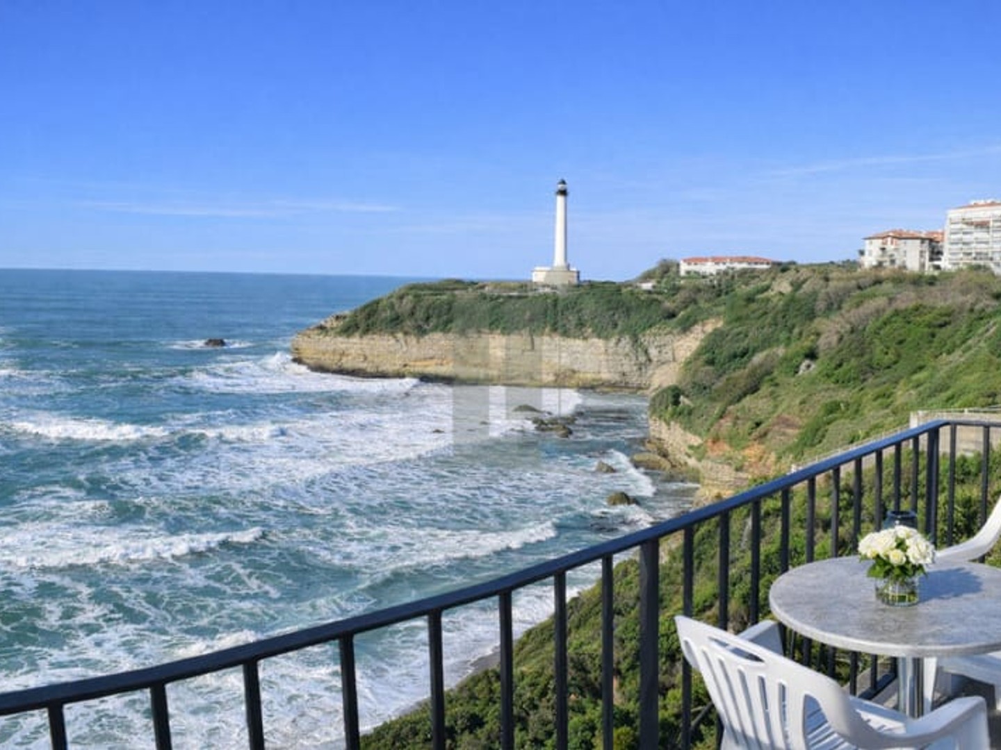 Grand studio avec balcon vue mer en 1ère ligne, quartier Impérial