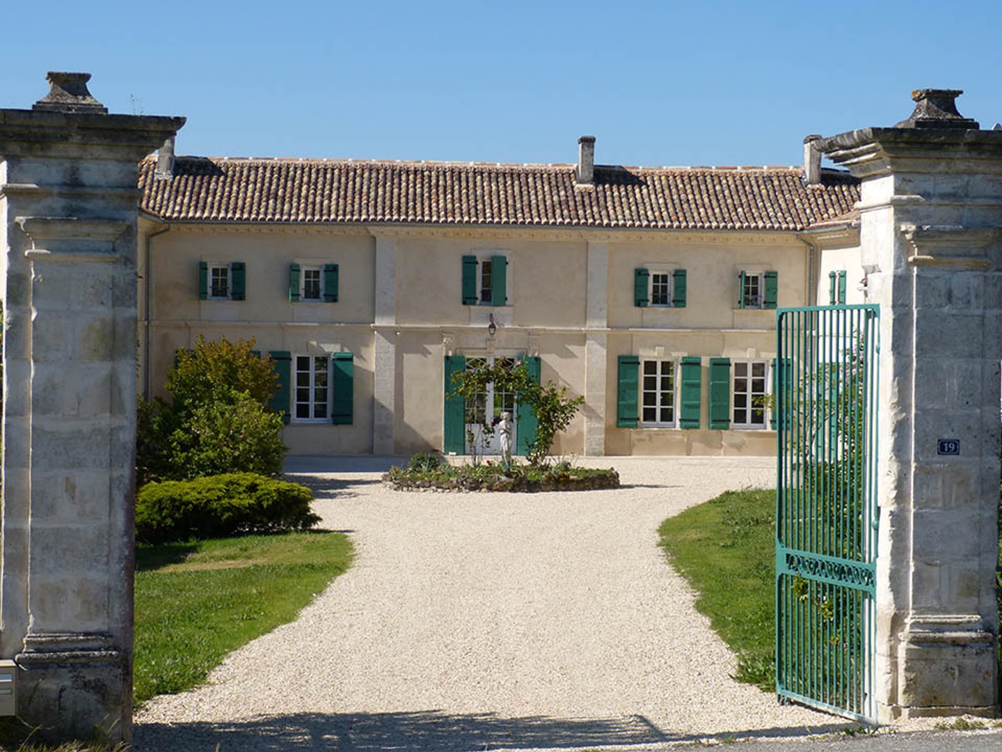 Vends manoir - 510 m² - 16 pièces, 10 chambres - Mortagne-sur-Gironde 17120