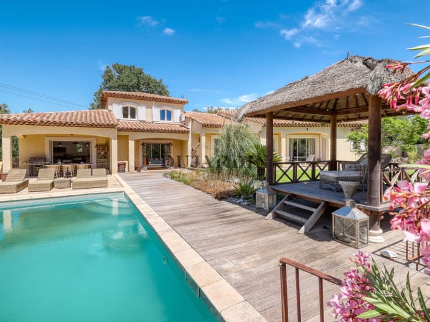 À VENDRE À BORMES-LES-MIMOSAS : BASTIDE À FORT POTENTIEL