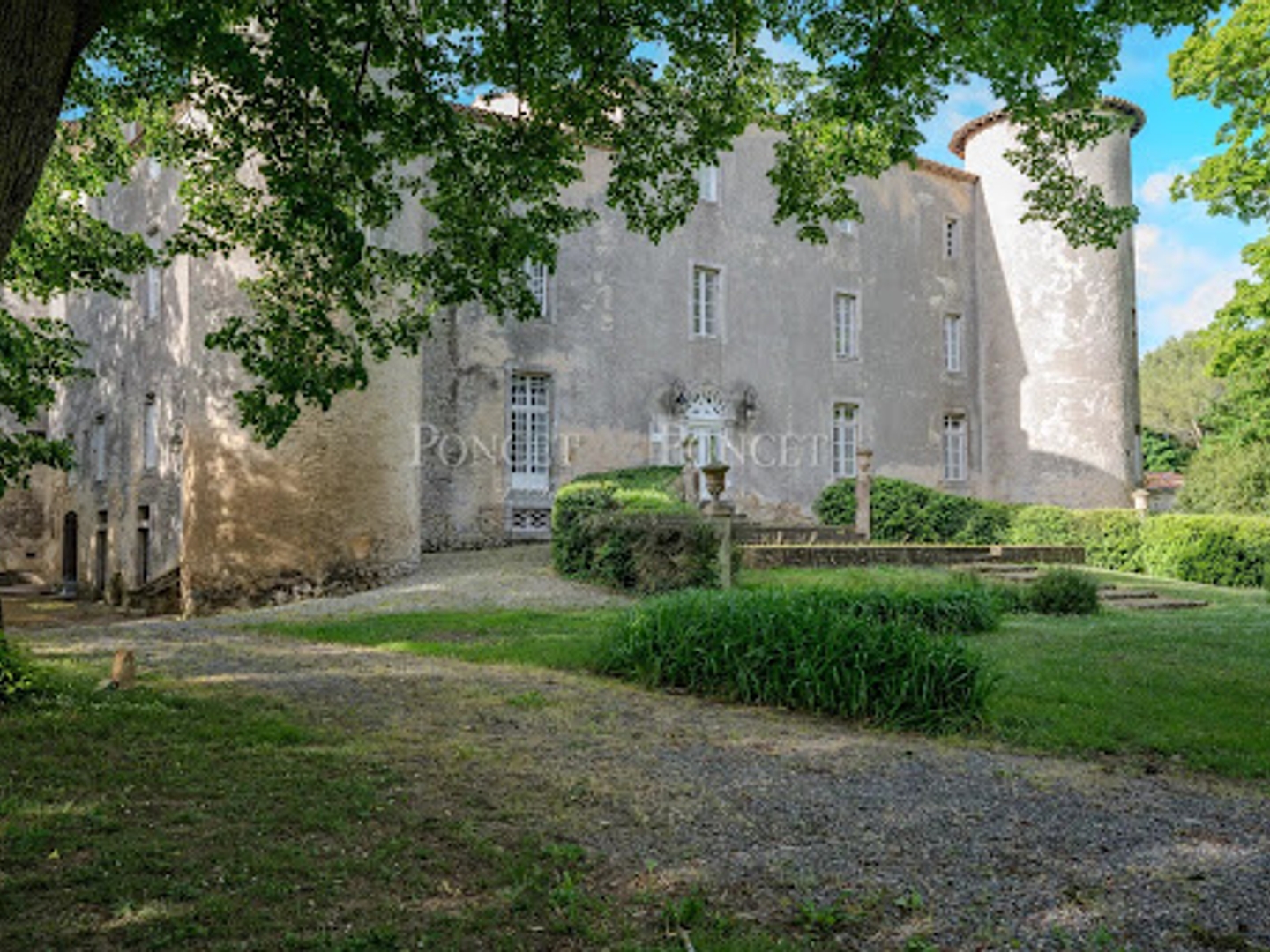 Château 25 pièces 900 m²