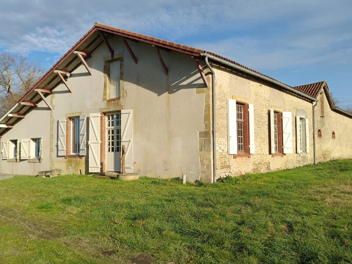 EMPLACEMENT EXCEPTIONNEL POUR CET ANCIEN CORPS DE FERME DE 4 HECTARES , VUE PYRENEES .