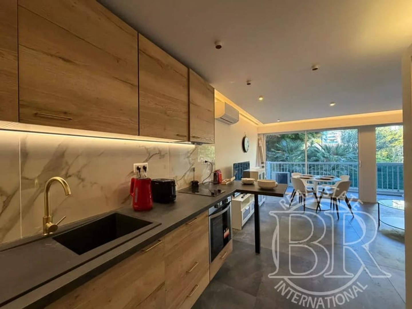 A vendre grand studio CannesBasse Californie avec coin lit, parking, cave Basse Californie