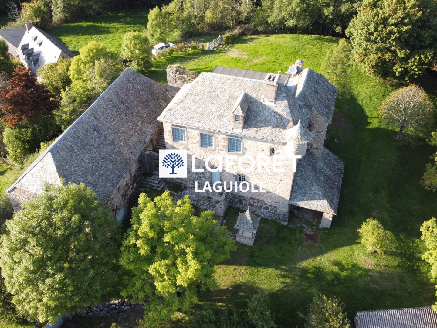 Maison à vendre - 9 pièces - 266m2 - Saint-Chély-D'aubrac (12470)