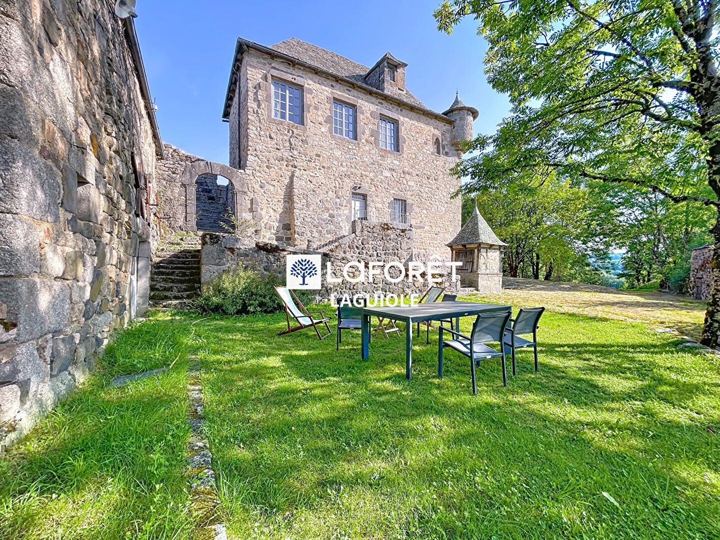 Maison à vendre - 9 pièces - 266m2 - Saint-Chély-D'aubrac (12470)